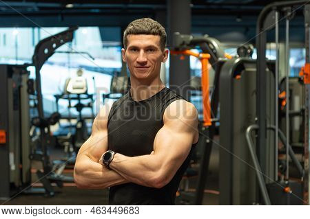 Athletic Sportsman In Fitness Gym. Athletic Sportsman In Sport Gym. Sport And Fitness. Athletic Spor