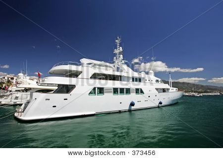 Grande, bella, splendido e lussuoso yacht bianco