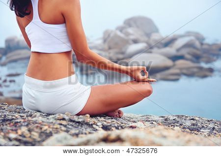 Jooga beach nainen tekee aiheuttaa zen terveys ja rauhallinen elämäntapa Ocean