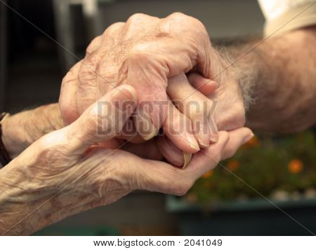 Mãos de exploração de casal velho