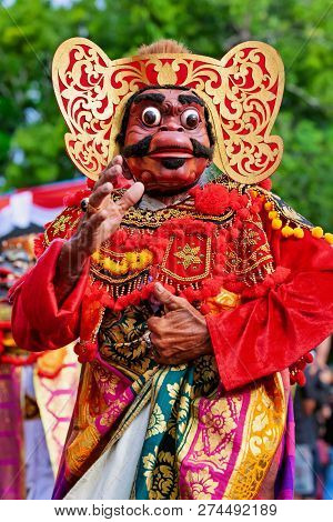 Dancer Man In Traditional Balinese Costume, Face Mask Tari Wayang Topeng - Character Of Bali Culture