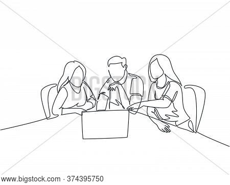 Single Continuous Line Drawing Of Young Business Man And Business Woman Discussing Project Learning 