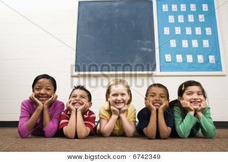 Studenten liggend op de vloer In de klas.