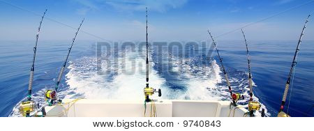 Barca pesca traina canna panoramica e bobine blu mare