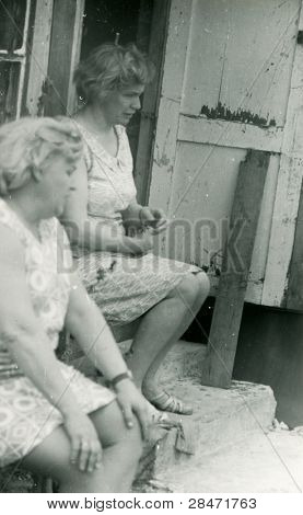 Vintage photo van twee vrouwen (jaren vijftig)