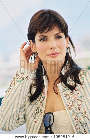 CANNES, FRANCE - MAY 25: Actress Sandra Bullock poses  the photocall for the film 'Murder by numbers' at the palais des festivals during the 55th Cannes film festival 25 May 2002, Cannes, France