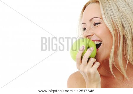 mujer rubia comer manzana verde