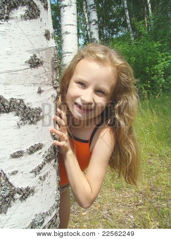 Menina no bosque de vidoeiros