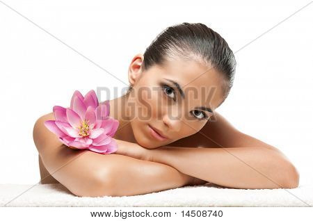 junge schöne Frau entspannend mit Lotus Flower isolated on white Background, professionelle b Spa