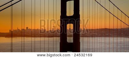 Sunrise Over San Francisco Bay attraverso il Golden Gate Bridge