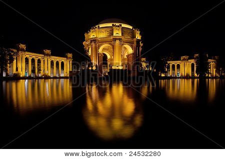 Riflessione Palace Of Fine Arts di San Francisco di notte