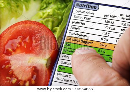 Lezen van een voedingswaarde-etiket op voedselverpakking met verse salade achtergrond
