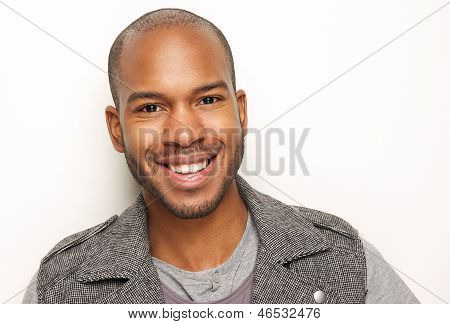 Retrato de um jovem bonito sorrindo