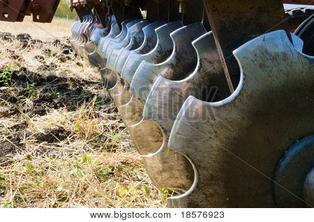 machine agricole sur le terrain