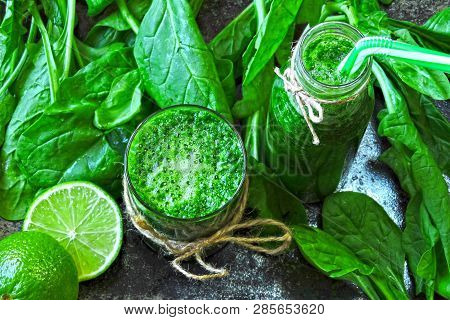 Spinach Smoothie With Lime Juice. Detox Drink With Spinach And Lime. Spinach Drink For A Good Figure