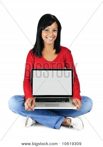 Jonge vrouw Holding laptopcomputer