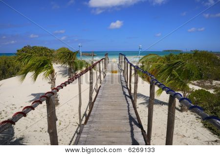 Loopbrug naar het strand