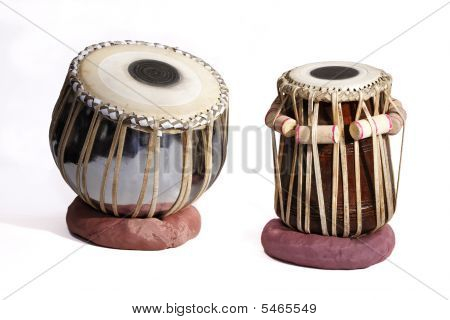 Conjunto aislado de tambores tradicionales Tabla India sobre un fondo blanco