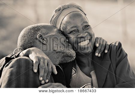 African American verliefd koppel in de jaren tachtig en jaren zeventig, knuffelen en zoenen, Botswana