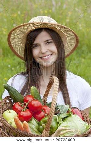 Retrato de um adolescente muito segurando uma cesta de legumes