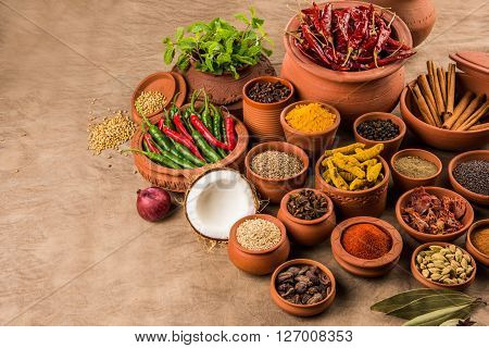 indian spices in terracotta pots, indian colourful spices, group of indian spices, group of spices, india and spices arranged in different size terracotta pots