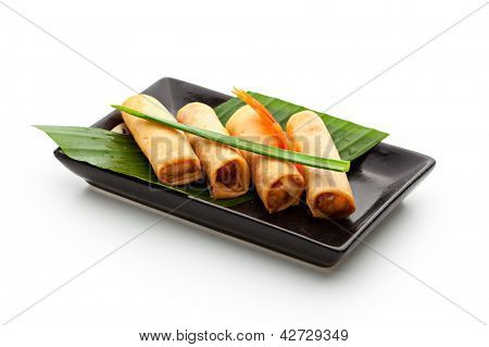 Rollitos de primavera de frito en plato negro