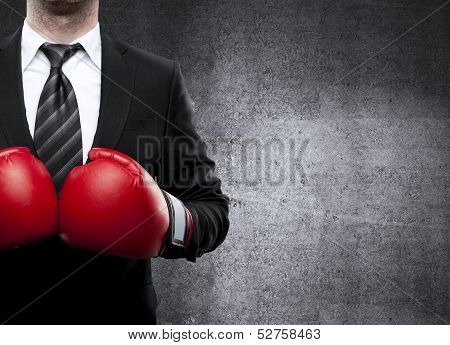 Homme en gants de boxe