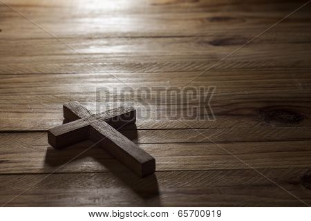 Cross over wood table