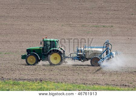 A területen működő traktor