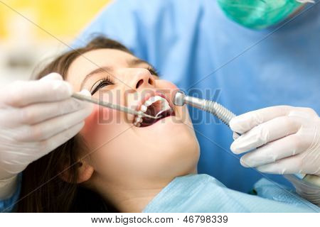 Dentista, curando um paciente do sexo feminino 