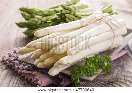 white and green asparagus