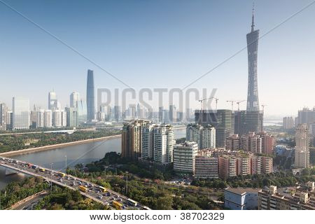 Panorama de Guangzhou Zhujiang New Town, durante o dia.