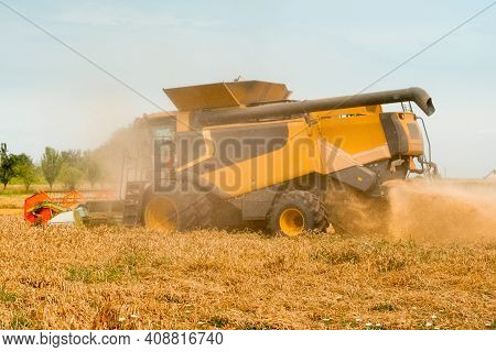 Rotary Straw Walker Cut And Threshes Ripe Wheat Grain. Combine Harvesters With Grain Header, Wide Ch