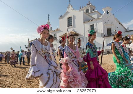 El ROCIO, ANDALUCIA, SPAIN - MAY 22: Romeria after visiting the Sanctuary goes to village.  2015  It is one of the most famous pilgrimage of Spain. This pilgrimage passes from the 15th century.