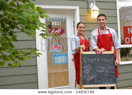 Proprietari di caffè davanti al negozio