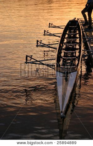 bir satır tekne kendi ayağı ile belgili tanımlık rıhtım boyunca seattle sunrise tutan bir kişi