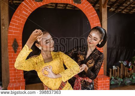 Javanese Indonesian Dance Instructor Teach A Dance Movement