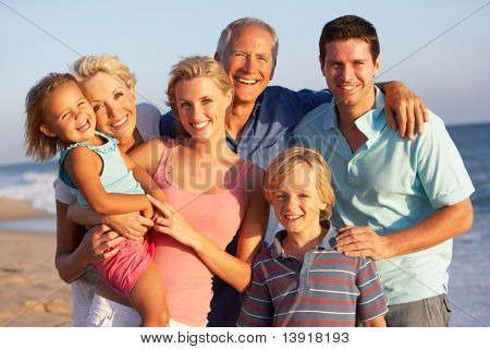 Retrato da geração três família em férias na praia