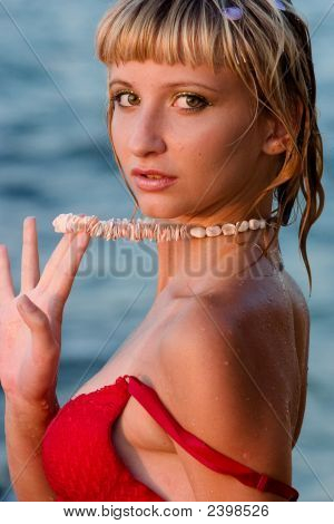 Vrouw met ketting op strand