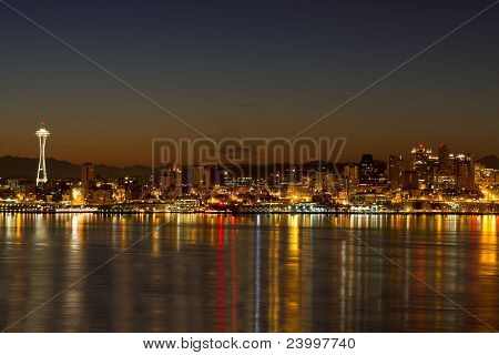 Riflessione Skyline di Downtown Seattle all'alba