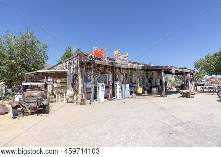 Hackberry, Usa - May 25, 2022: Hackberry General Store With An Old Rusty Vintage Car In Hackberry , 