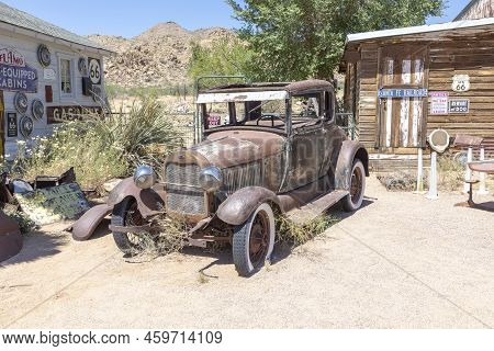 Hackberry, Usa - May 25, 2022: Hackberry General Store With An Old Rusty Vintage Car In Hackberry , 