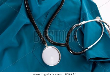 Stethoscope และขัดบนพื้นหลังสีขาว