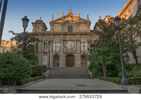 La Iglesia De Santa Bárbara O Iglesia De Las Salesas Reales Es Un Templo Católico De La Ciudad Españ