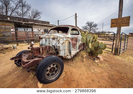 Hackberry, Arizona, Usa - January 2, 2018 : Car Wreck Left Abandoned Near The Hackberry General Stor