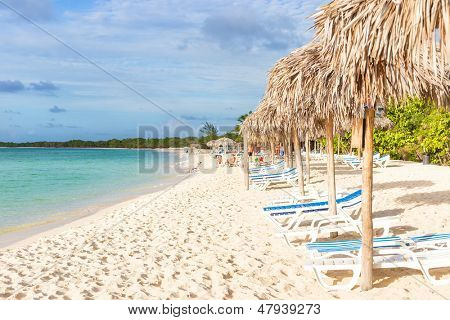 Paraplu's en uit focus mensen op een strand in Cayo Coco (Coco sleutel), een natuurlijke toeristische bestemming 