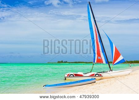 Catamaran op een resort in Cayo Coco (Coco sleutel), een prachtige toeristenbestemming in Cuba