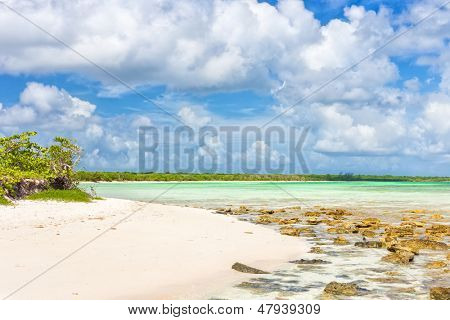 Verlaten tropisch strand op Cayo Coco (Coco sleutel) in Cuba op een mooie dag met gezwollen witte wolken o