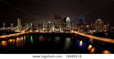 Downtown Austin Texas városkép hivatalosan ismert Town Lake Lady Bird tóra éjszaka