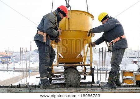 építőmunkások épület építése site öntés beton formában